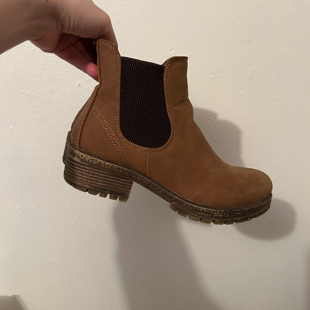 Size 7 women’s booties